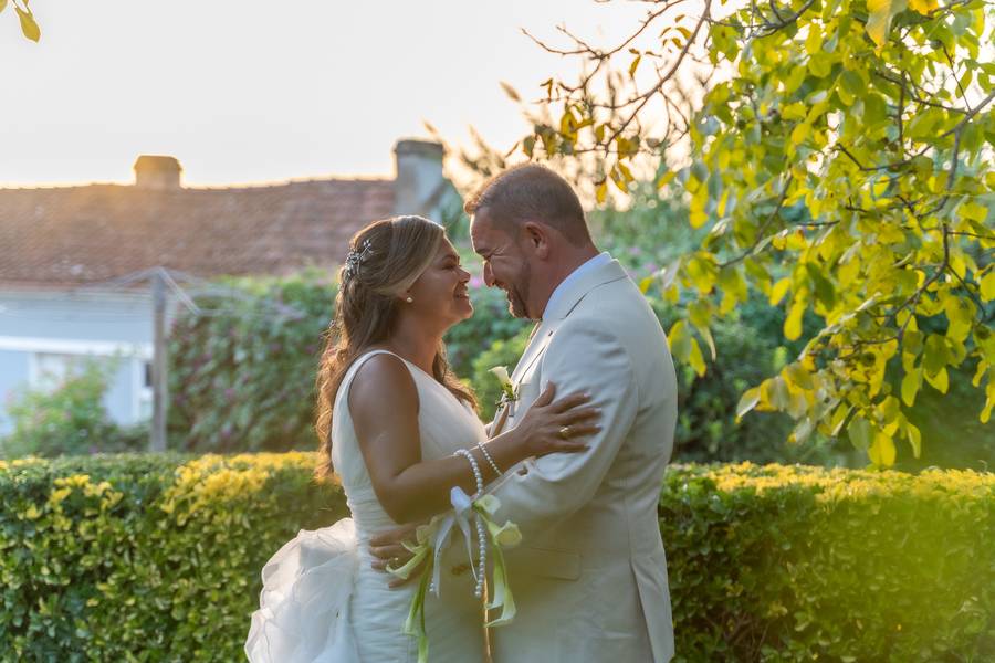 Couple at golden hour in the quinta garden — wedding in Sintra