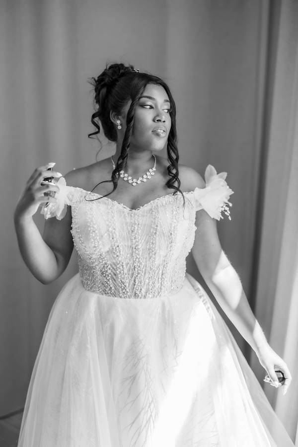 Bride getting ready in her room — wedding in Porto