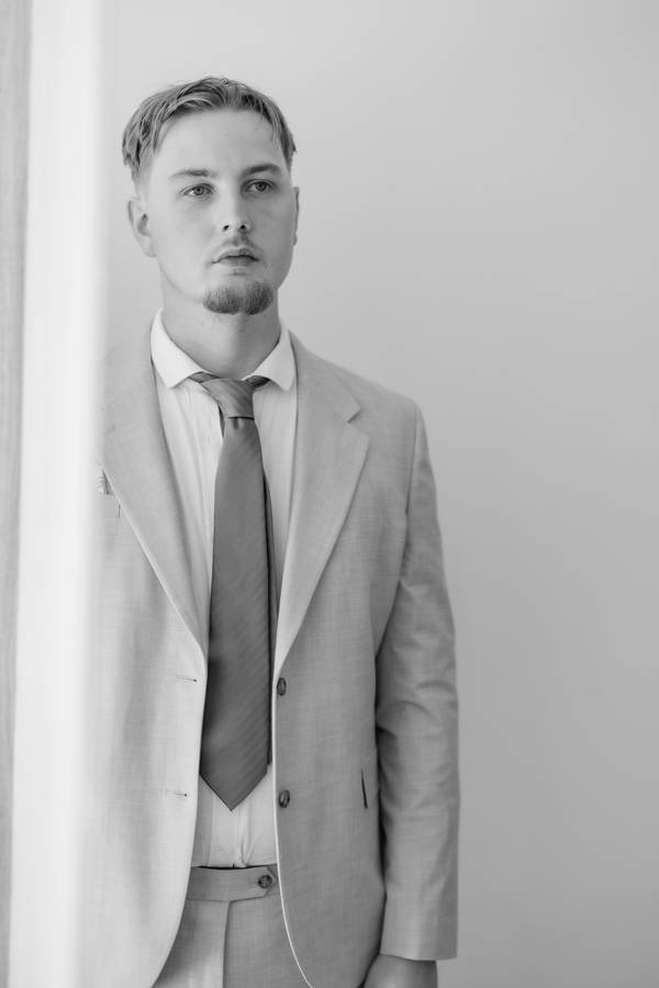 Portrait of the groom before the ceremony — wedding in Cascais