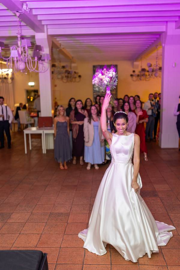 Bride throwing the bouquet at the party — wedding in Setúbal