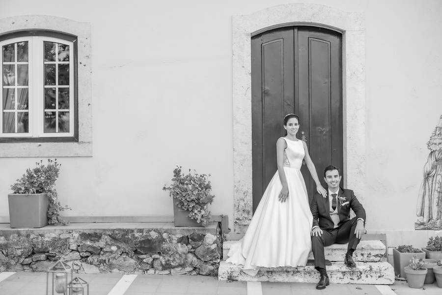 Couple sitting at the door of an Alentejo house — wedding in Évora