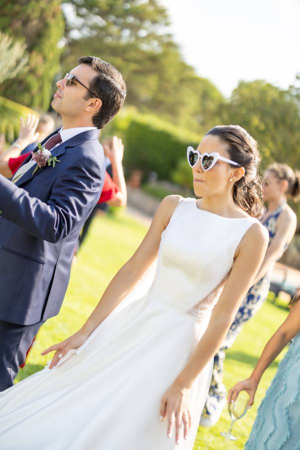 Couple in sunglasses among the guests — wedding in Cascais