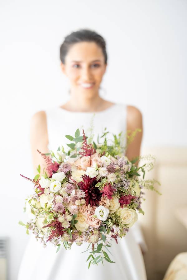 Bride holding her bouquet — wedding in Lisbon