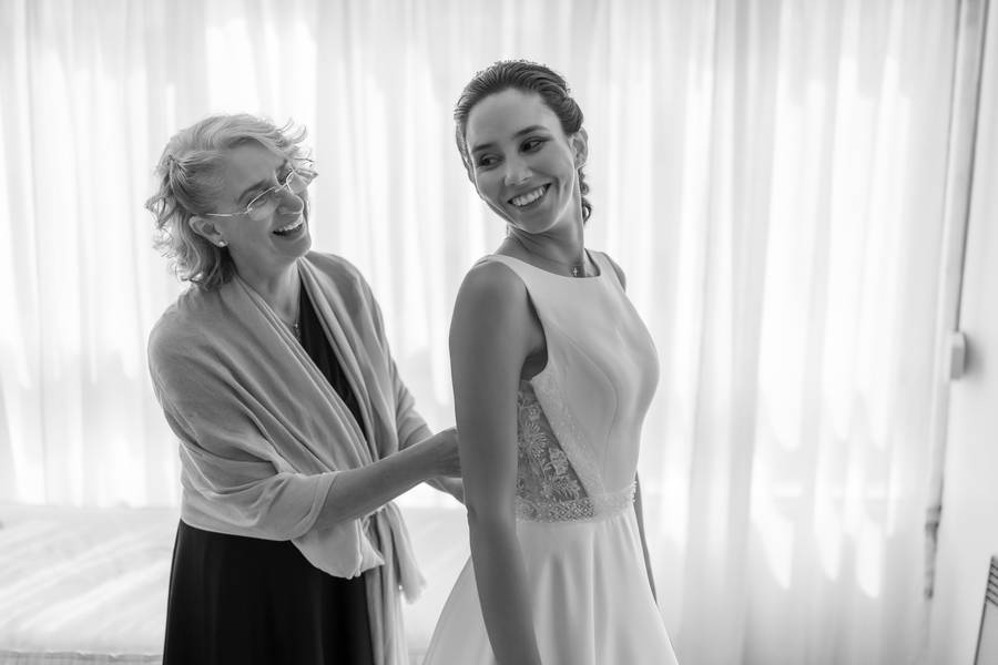 Mother and bride getting ready — wedding in Lisbon