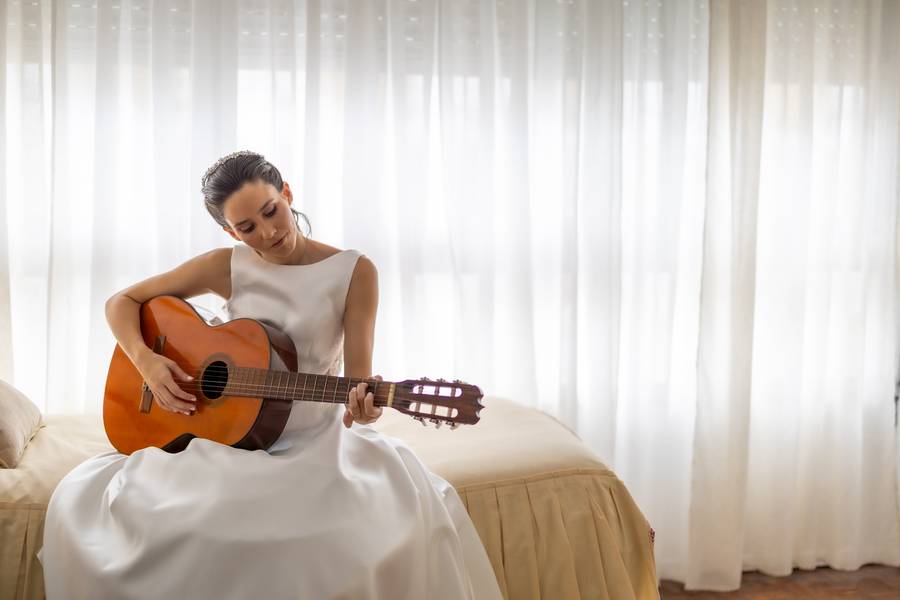 Bride playing guitar before the ceremony — wedding in Lisbon
