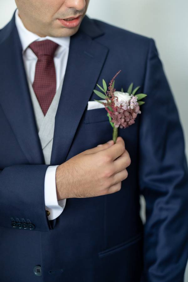 Groom pinning on his boutonnière — wedding in Lisbon