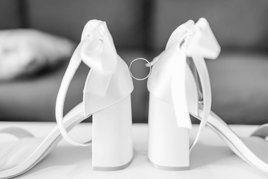 Bride's shoes with the wedding rings — wedding in Setúbal