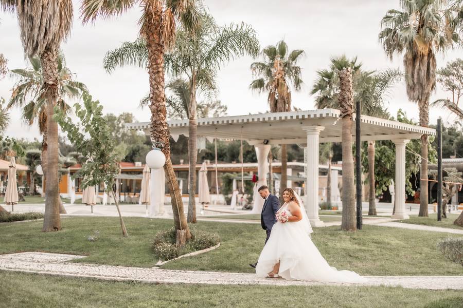 Couple in a palm tree garden — wedding in the Algarve