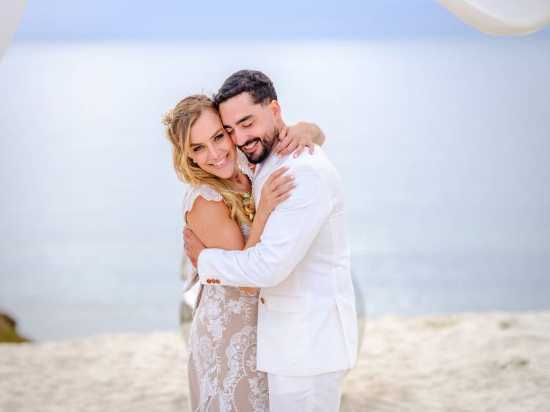 Couple hugging by the sea — wedding in Comporta