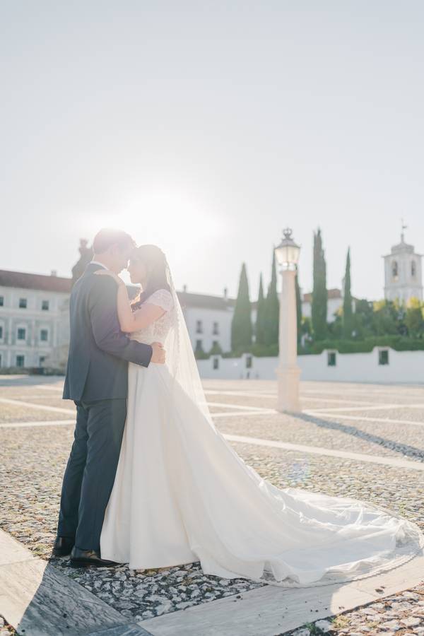 Couple kissing in front of the palace — wedding in the Ducal Palace of Vila Viçosa