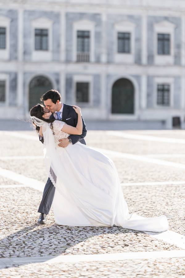 Couple dancing in the palace square — wedding in the Ducal Palace of Vila Viçosa
