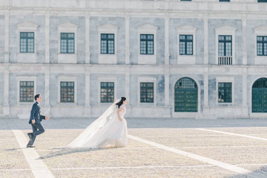 Couple crossing the palace square — wedding in the Ducal Palace of Vila Viçosa