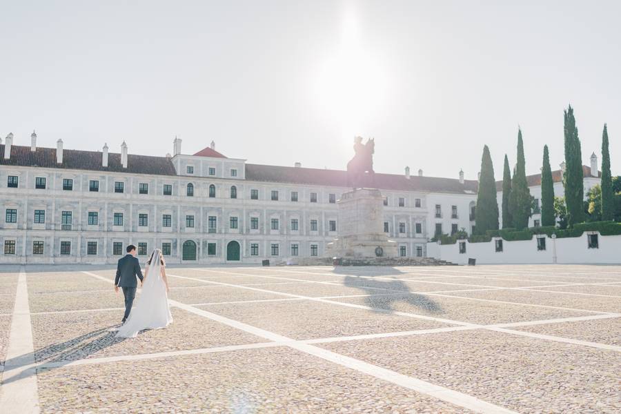 Couple in the distance in the palace square — wedding in the Ducal Palace of Vila Viçosa