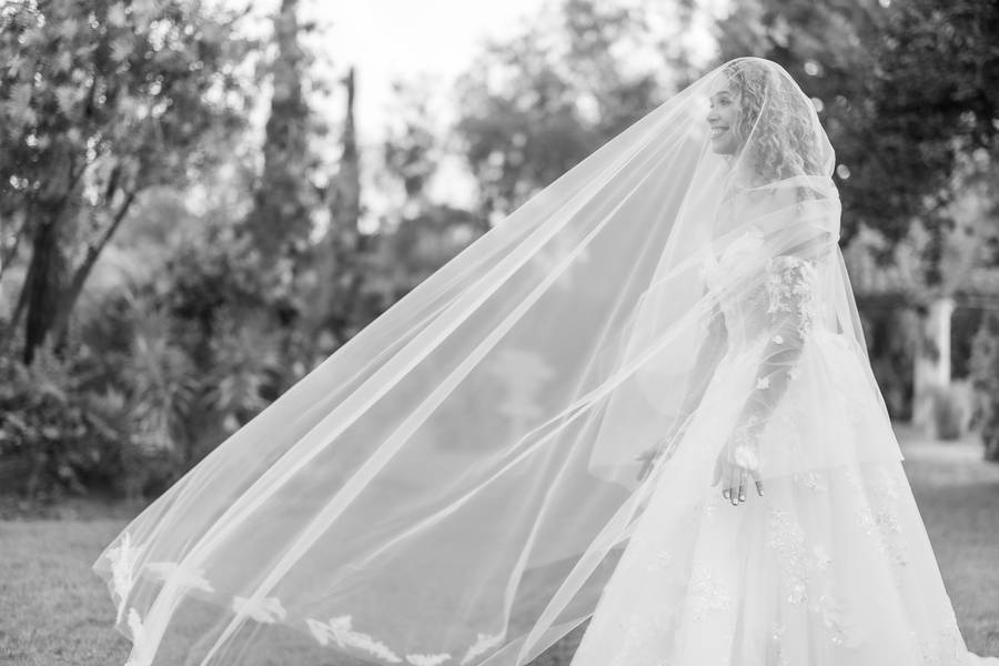 Bride's veil in the garden — wedding in the Ducal Palace of Vila Viçosa