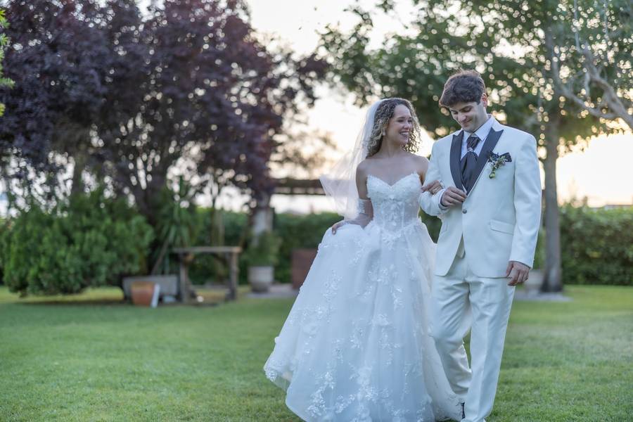 Couple walking in the quinta garden — wedding in Sintra