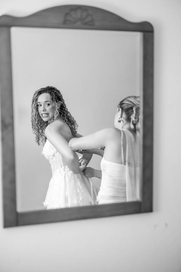 Bride in the mirror with her maid of honour — wedding in Sintra