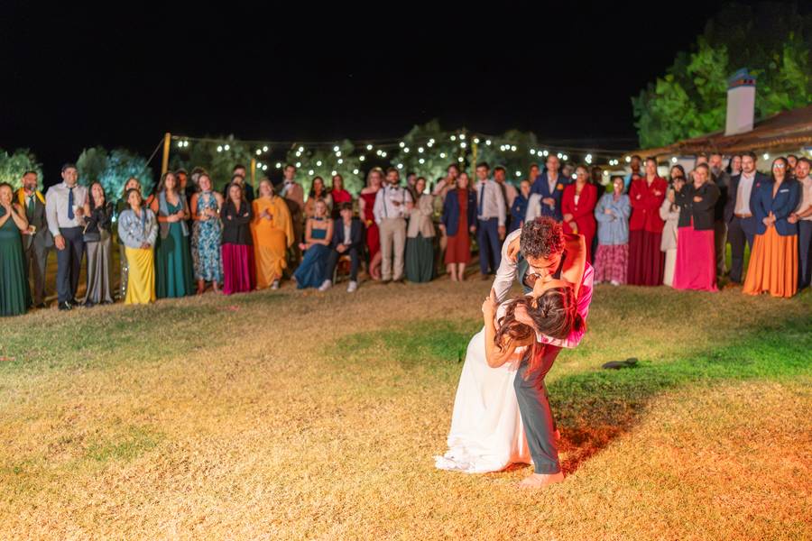 Couple's first dance outdoors — wedding in the Alentejo