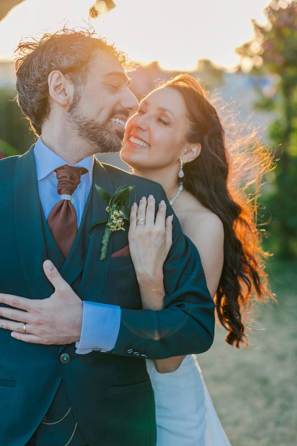 Couple embracing in the late afternoon sun — wedding in Azeitão