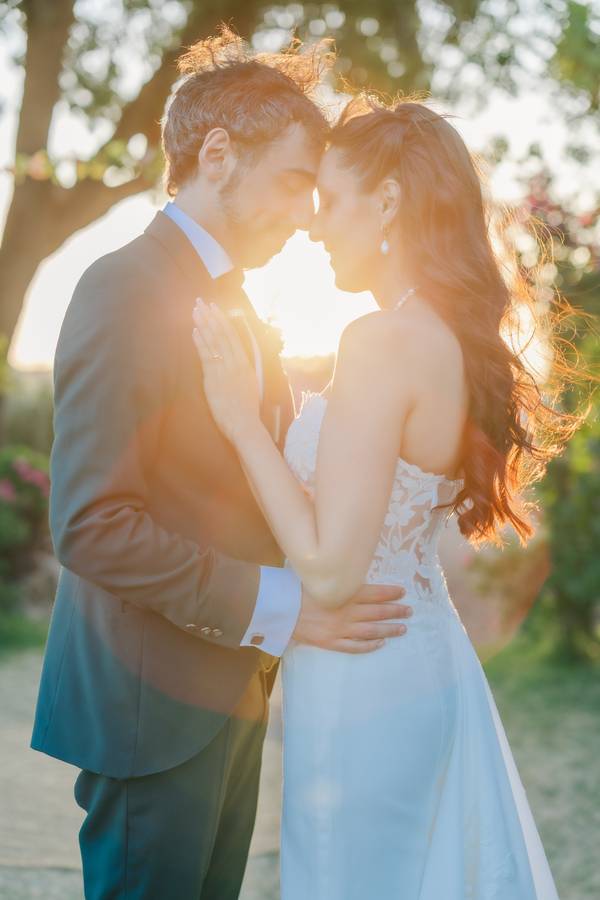 Couple face to face in backlight — wedding in Azeitão