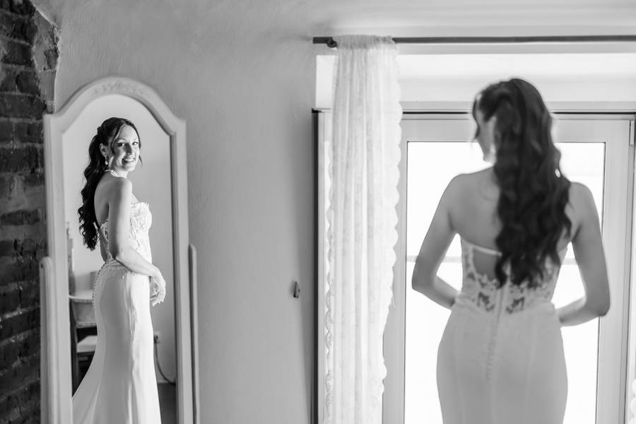 Bride in the mirror before the ceremony — wedding in Évora