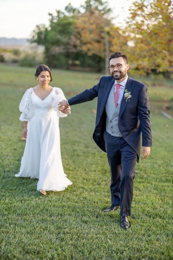 Couple holding hands in the garden — wedding in Óbidos