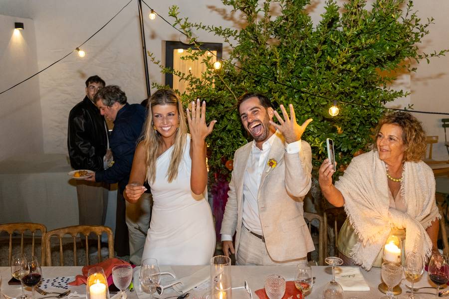 Couple showing their rings at dinner — wedding in Arrábida