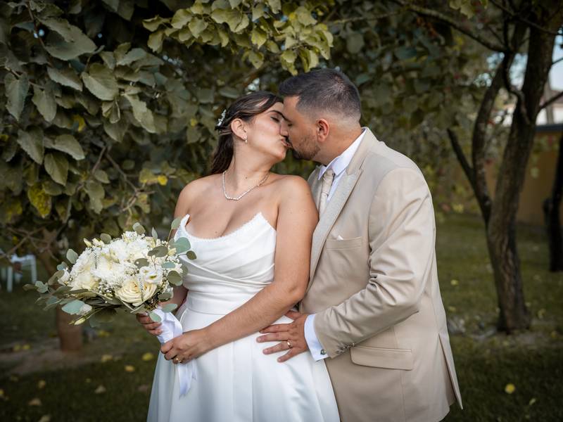 Couple kissing under the trees — wedding in Palmela