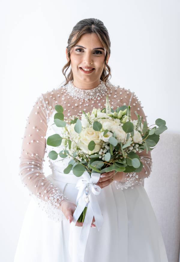 Smiling bride with her bouquet — wedding in Palmela
