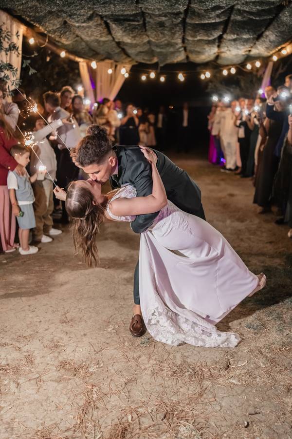 Couple kissing in a tunnel of lights — wedding in Palmela