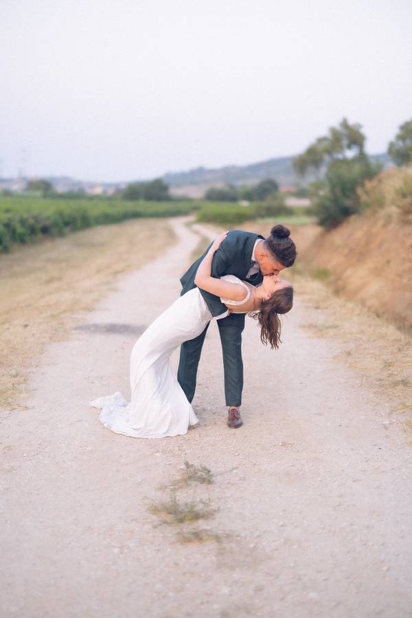 Groom dipping the bride on a country road — wedding in Azeitão