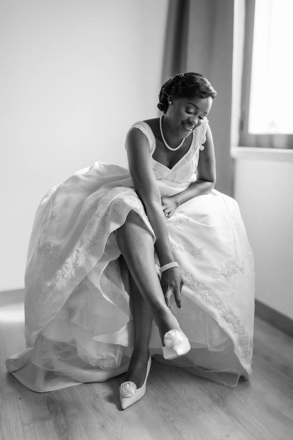 Bride putting on her shoes — wedding in Lisbon