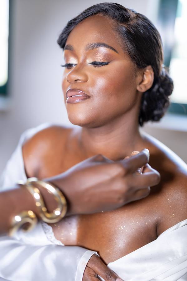 Bride portrait with a gold bracelet — wedding in Lisbon