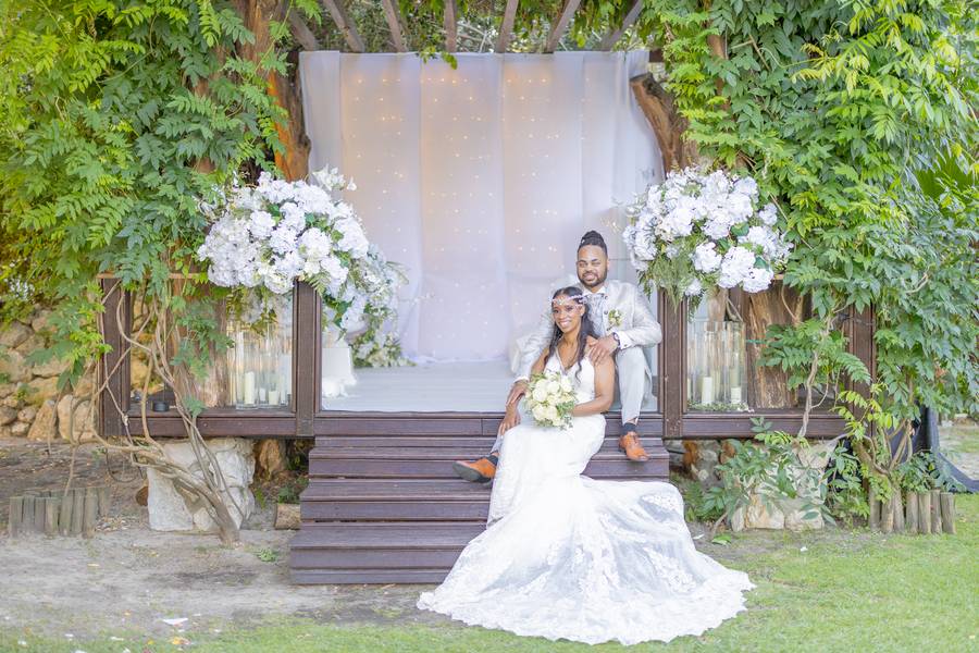 Bride seated at the floral altar — wedding in Sintra