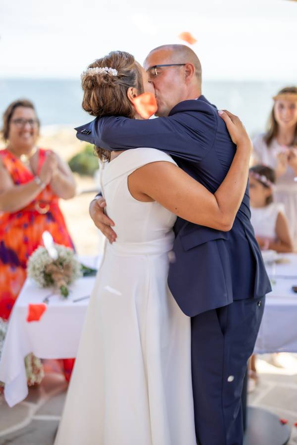 Emotional hug between the bride and her father — wedding in Sesimbra